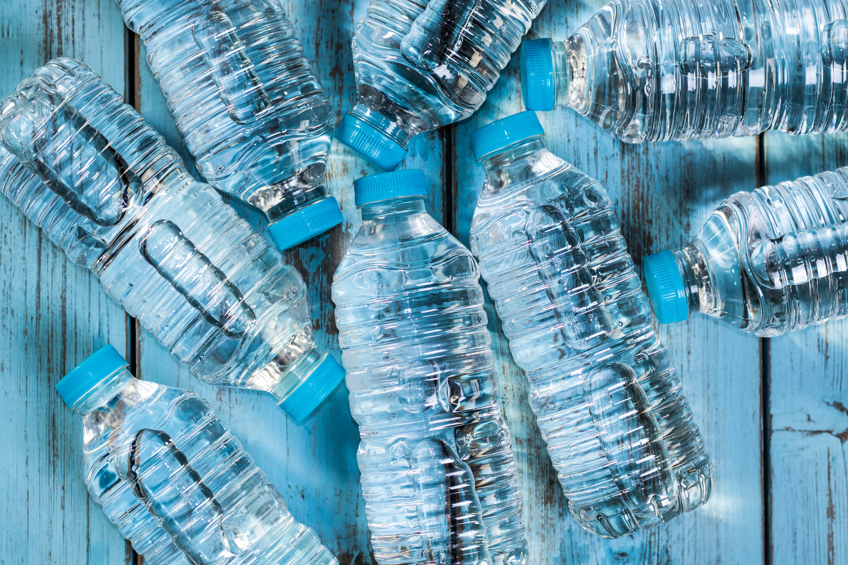 Nanoparticelle di plastica nell'acqua di bottiglia: i risultati inaspettati.